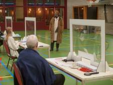 ‘Kwetsbare’ kiezer weet het Osse stembureau direct te vinden: ‘We gaan de vijfhonderd vandaag halen’ 