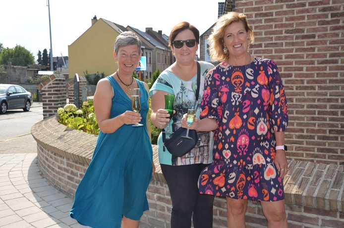Buurvrouwen Carine, Evy en Hyacintha uit Denderleeuw klinken op hun verjaardag, die op dezelfde dag valt.