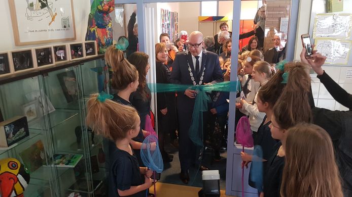 Burgemeester Mikkers opende de pop-up expositie