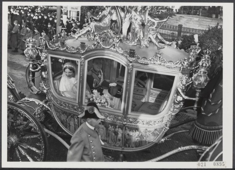 Het bruidspaar in de inmiddels gepensioneerde Gouden koets, 7 januari 1937. Beeld Nationaal Archief