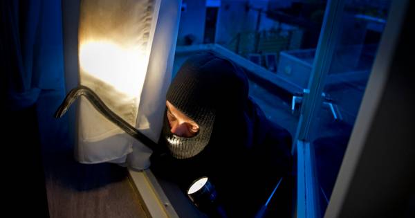 Politie zoekt getuigen van een woninginbraak in Oud-Beijerland.