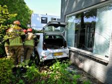 Ravage in Oisterwijk: auto ramt heg, boom en knalt tegen voorgevel woning