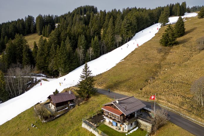 Een skibaan met kunstsneeuw in Villars-sur-Ollon, Zwitserland.