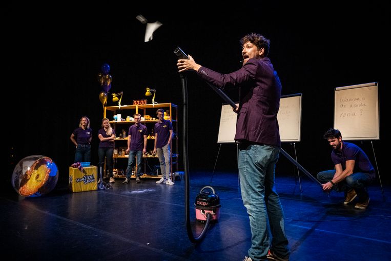 Boy Vissers demonstreert een mashomallowkanon tijdens de Hoe?Zo! Show Beeld Kees van de Veen