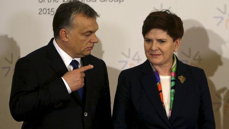 De Hongaarse premier Orban wijst naar zijn Poolse collega Beata Szydlo. Beeld reuters