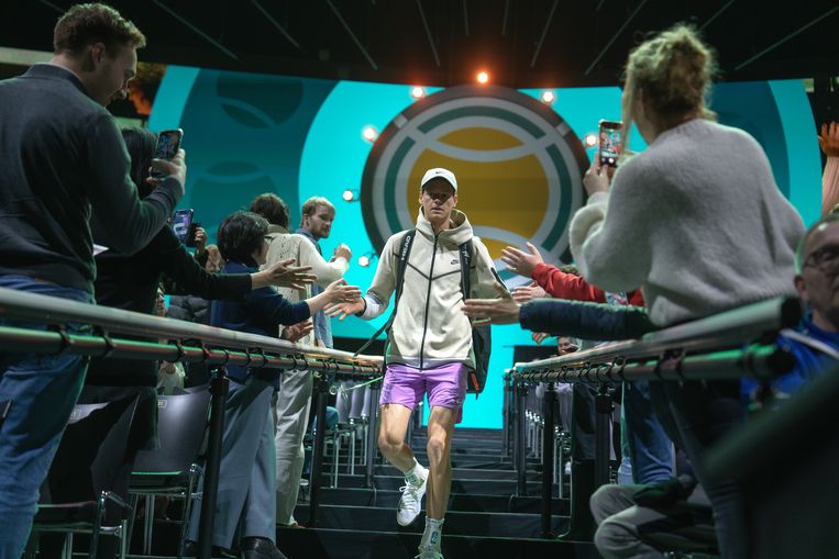 De Italiaan Jannik Sinner betreedt het centercourt en is aanraakbaar voor het publiek. Beeld Alyssa van Heyst 