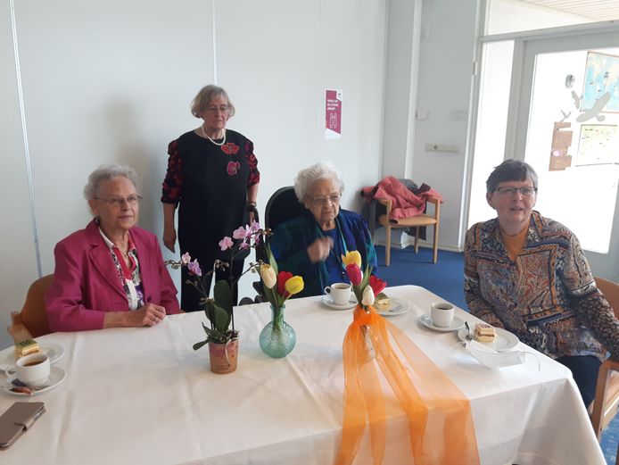 Cornelia Boonstra op haar 110e verjaardag temidden van haar drie dochters