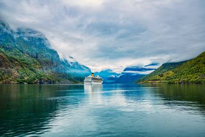 Cruiseschip “vastgelopen” in fjord in oosten van Groenland