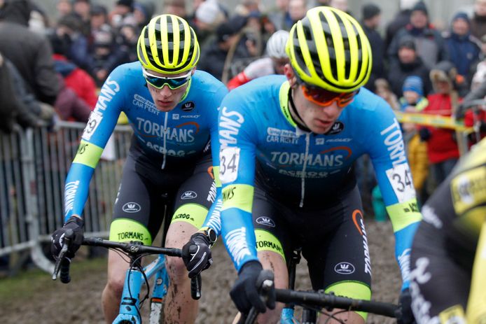 Jelle Vermoote, in januari 2020 tijdens de laatste Kasteelcross in Zonnebeke met ploegmaat Joran Wyseure in het spoor.