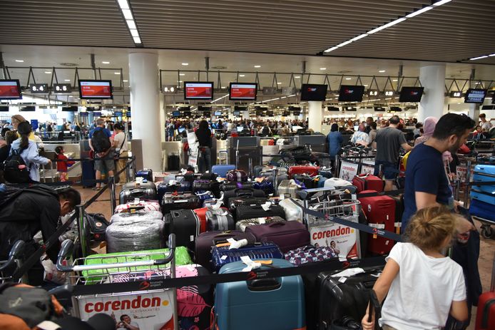 Tienduizend bagagestukken van verschillende maatschappijen bleven gisteren achter op de luchthaven in Zaventem.