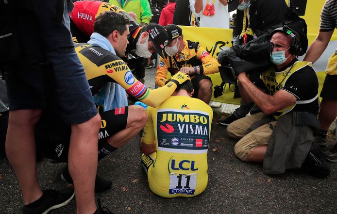 Primoz Roglic wordt getroost door Tom Dumoulin.