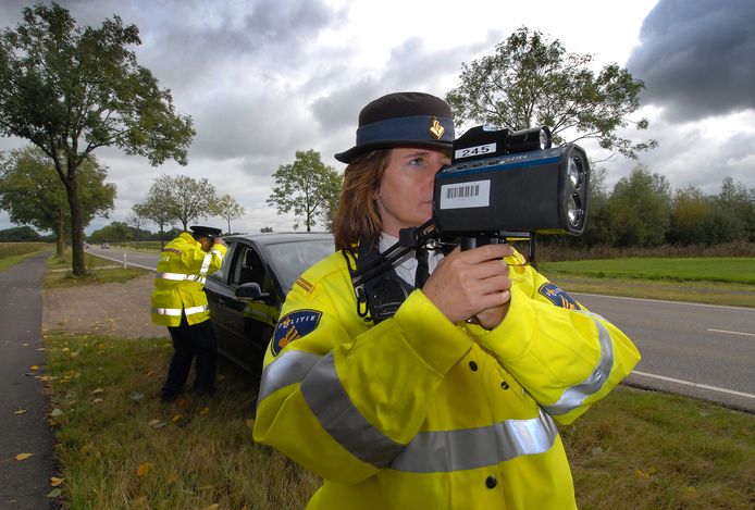 Een archieffoto: met lasergun controleert de politie de snelheid van het verkeer op de weg bij Gassel, tussen Grave en Cuijk.