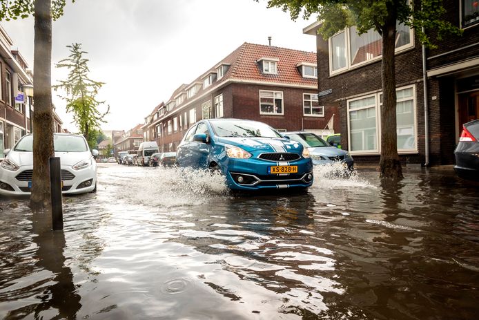 Wateroverlast na zware regenval, in 2020, in de Sweelinckstraat in Vlaardingen.