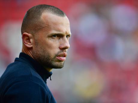 Ajax niet verder met John Heitinga als hoofdtrainer: ‘Op persoonlijk vlak een zware beslissing’  