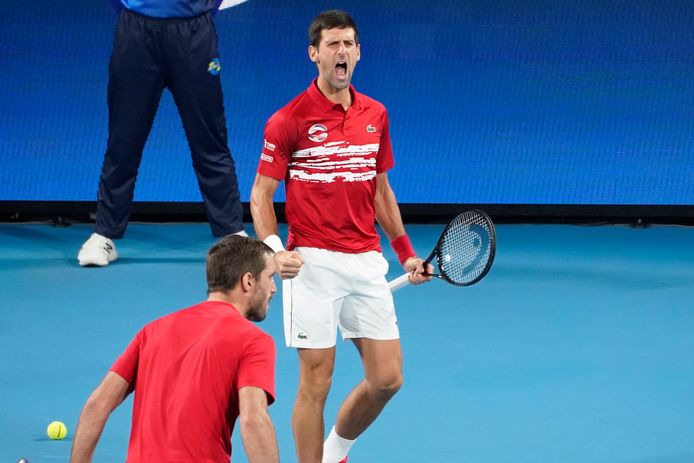 Novak Djokovic schreeuwt het uit.