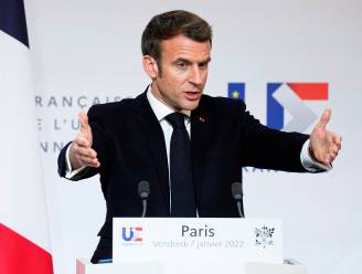 Macron blijft “volledig” achter zijn uitspraken over niet-gevaccineerden staan