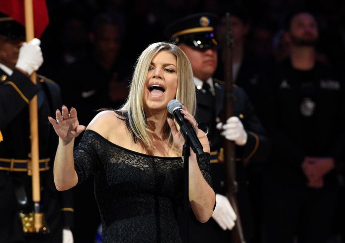 Fergie brengt het volkslied tijdens de All-Star basketbalwedstrijd.