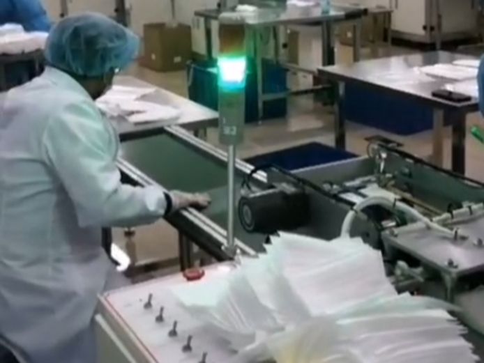 In de fabriek van ondernemer Hans Poulis kunnen per dag zo'n half miljoen mondkapjes geproduceerd voor Nederlands verplegend personeel