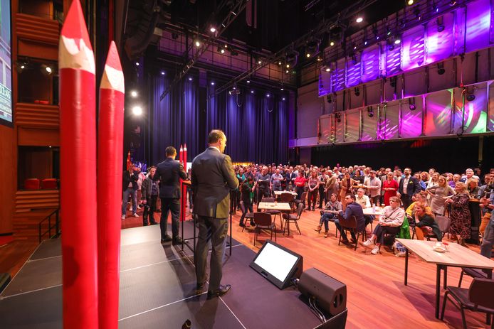 Burgemeester Peter Snijders op het podium tijdens de uitslagenavond vorige week in De Spiegel.