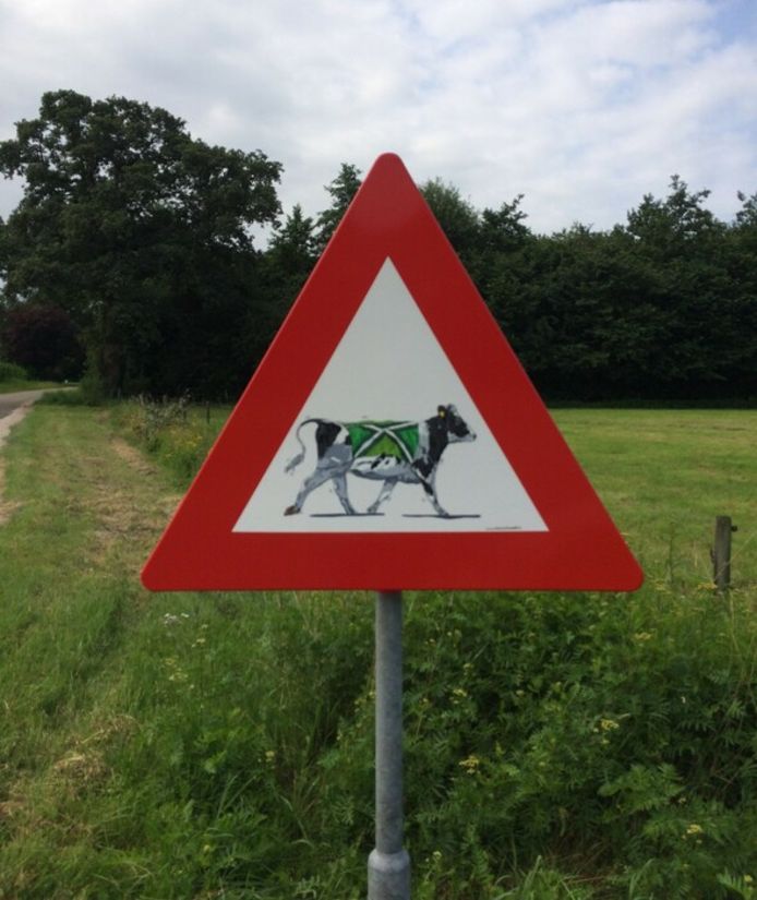 Het gestolen bord met een in bont gestoken koe