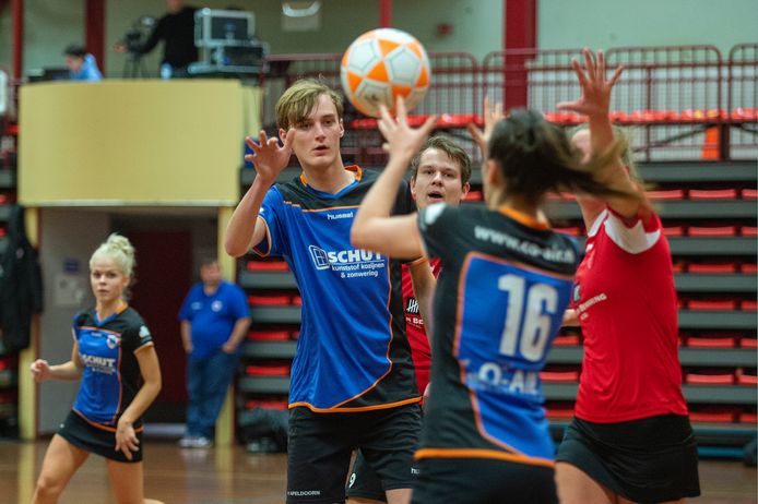 De korfballers van KV Apeldoorn versloegen AKC met 24-22.  Vera Siebum en Jesse Teunissen (in het blauw) vechten om de bal.