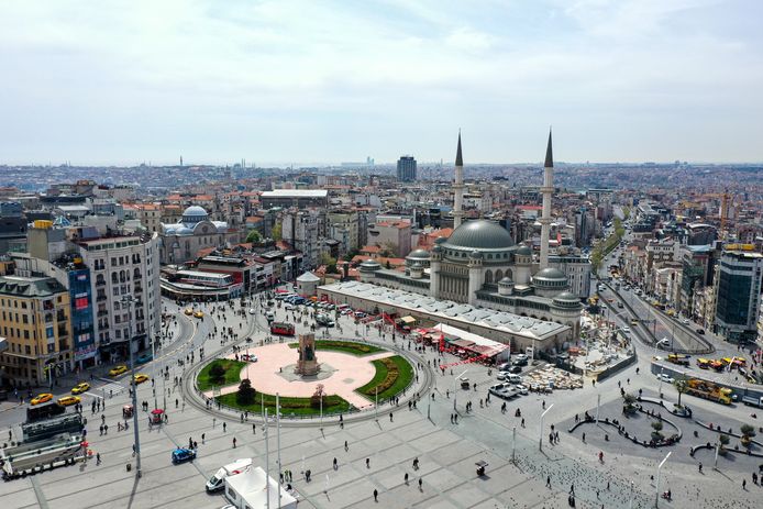 De enorme moskee op het plein waar ook een beeld van Atatürk staat, is seculiere Turken een doorn in het oog.