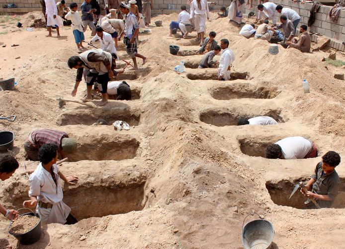 Inwoners van Jemen graven 29 graven uit voor de kinderen die omkwamen tijdens de luchtaanval in Jemen.