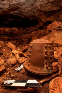 In een grot in het gebied werd onder meer ook deze vrijwel geheel intact gebleven aardewerken pot aangetroffen.