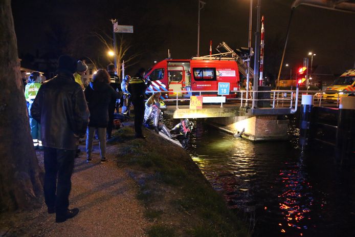 De man lag onder de Hambrug in Delft.