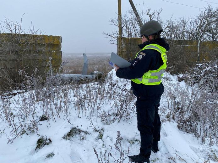 Een politieagent naast wat door de lokale autoriteiten in Kiev een brokstuk van een Russische raket wordt genoemd.