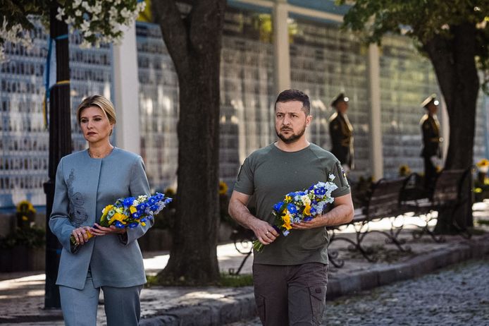 President Volodimir Zelenski en zijn vrouw Olena leggen bloemen bij een monument in Kiev ter nagedachtenis aan de slachtoffers van de oorlog.