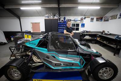 Nederlands kampioen in een zelf gebouwde auto: ‘In de cross leer je omgaan met teleurstellingen’