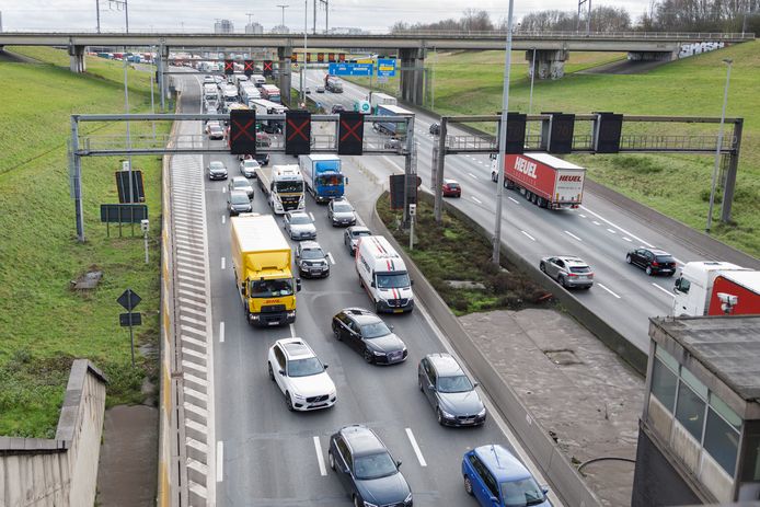 De Kennedytunnel in Antwerpen is versperd door wateroverlast.