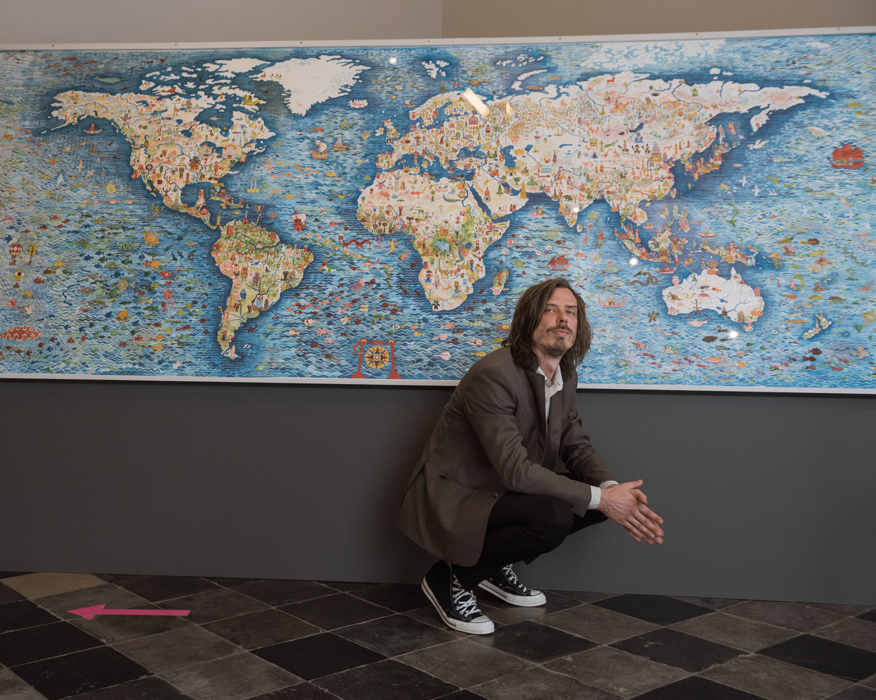 Striptekenaar Brecht Evens voor het grootste werk dat hij ooit heeft gemaakt: een muzikale wereldkaart. Beeld Wouter Maeckelberghe