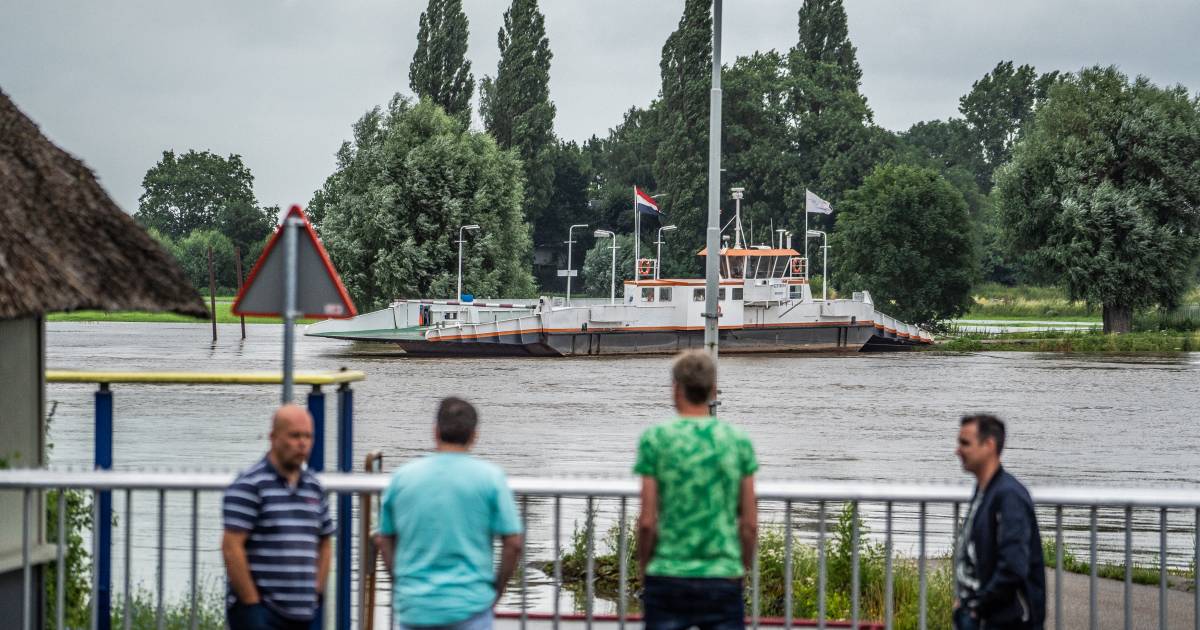 Pont uit de vaart, Gendtse Waard afgesloten; hoogwater komt steeds dichterbij Betuwe