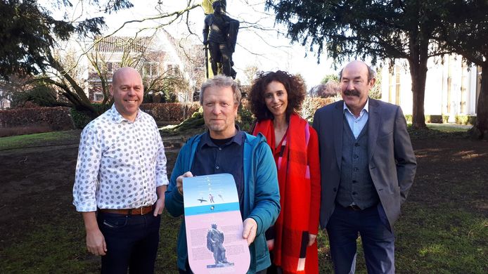 V.l.n.r. schepen Kurt De Loor, tekstschrijver Peter Slabbynck, illustratrice Anja Forceville en historicus Danny Lamarcq.