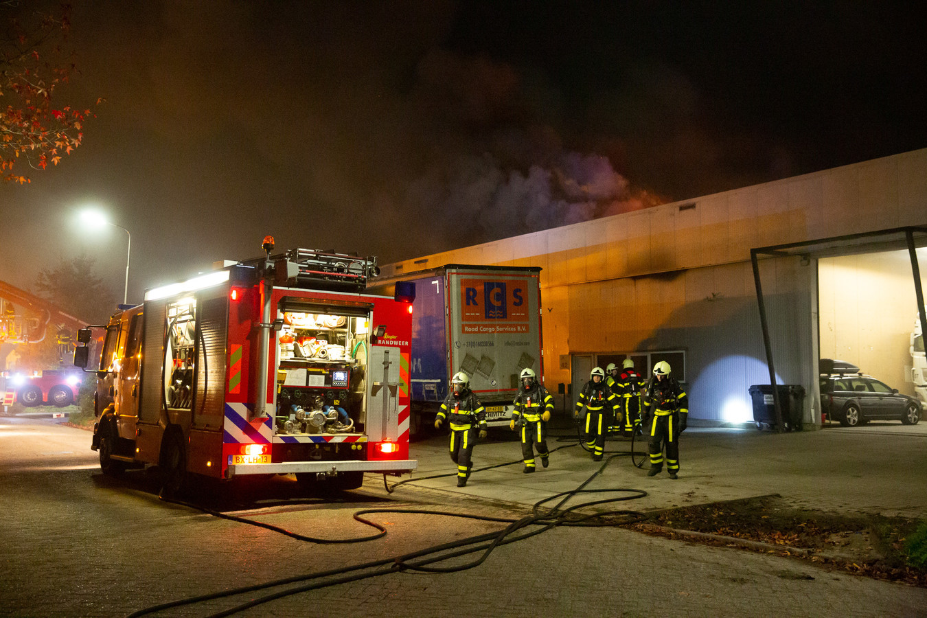 Grote brand bij op Borchwerf in Roosendaal, forse schade bij transporteurs en