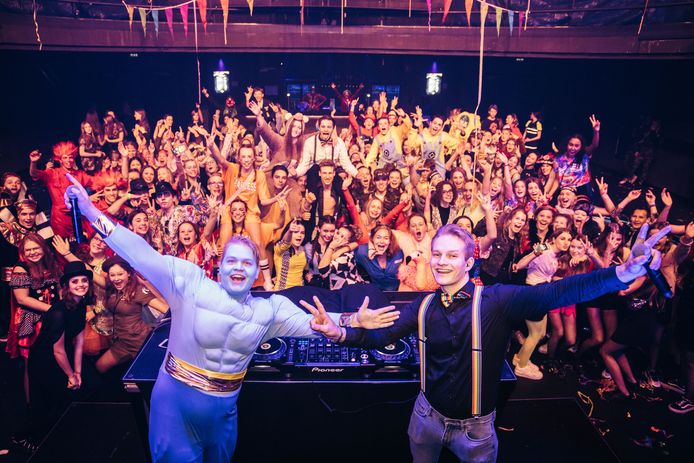 Zo'n 250 jongeren vierden zaterdag carnaval in poppodium Hedon.