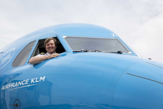 Koning Willem-Alexander in de cockpit van een KLM Cityhopper.