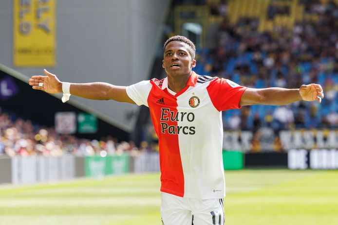Javairô Dilrosun juicht na zijn 2-3 voor Feyenoord tegen Vitesse.