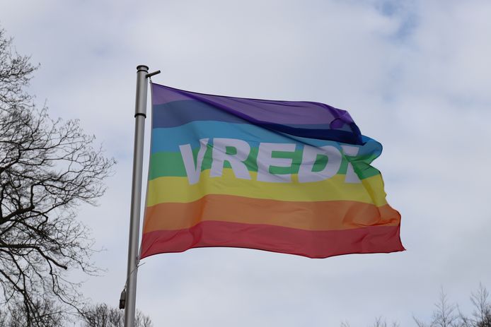 De regenboogvlag tegen homohaat.