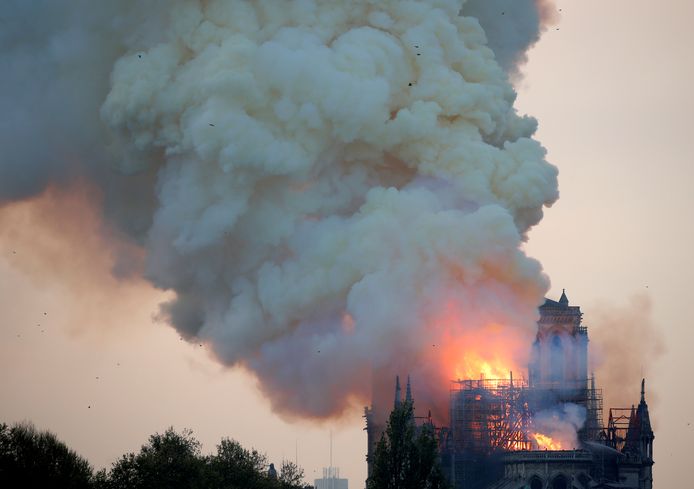 De brand in de Notre-Dame gisterenavond.