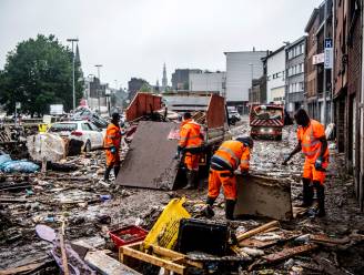 IN BEELD. Foto's en video tonen enorme ravage door zondvloed. Opgestapelde auto's, ingestorte huizen en verwoeste straten