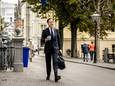 Demissionair premier Mark Rutte loopt over straat bij het Binnenhof.