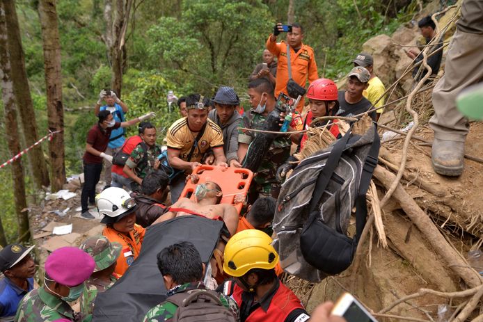 Reddingsactie in illegale goudmijn bij Bolaang Mongondow, Sulawesi.