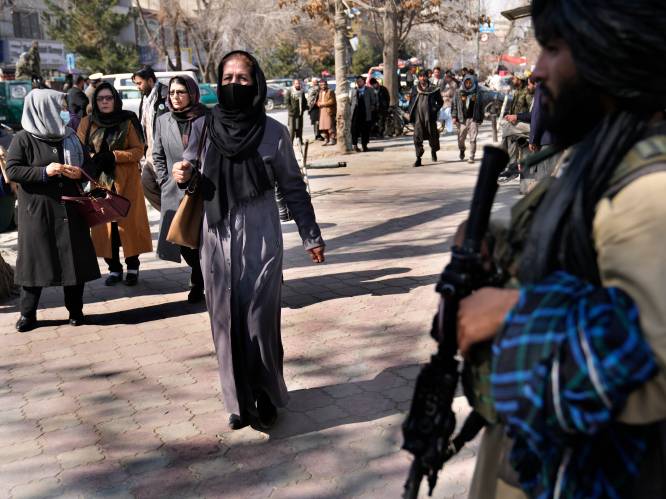 Taliban verplichten hoofddoek voor vrouwen en baarden voor mannen in overheidsgebouwen