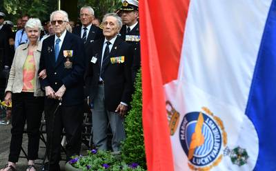 Ed's as ligt bij zijn kameraden op de Grebbeberg in Rhenen