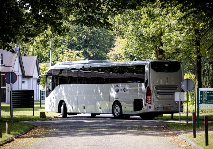 24 augustus: een bus met Afghaanse vluchtelingen komt aan bij legerplaats Harskamp. De verwachting is dat zij op korte termijn weer vertrekken uit het Veluwse dorp.