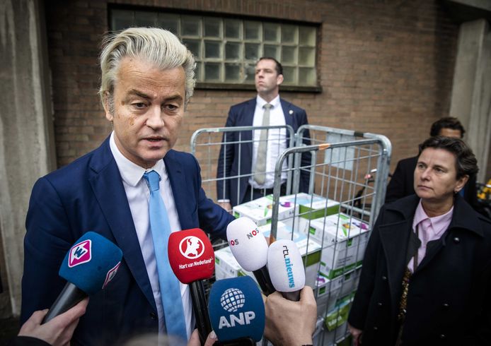 PVV-leider Geert Wilders voor het politiebureau waar hij aangifte deed tegen Rutte