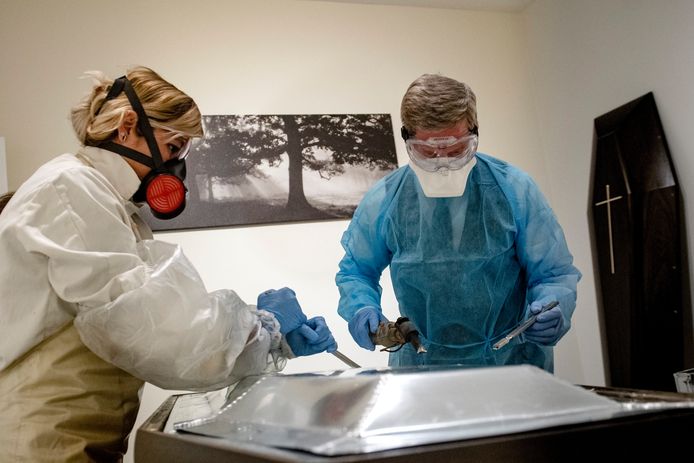 Een overleden Covid-19-patiënt wordt opgehaald door een begrafenisondernemer in Brussel. (Archieffoto)